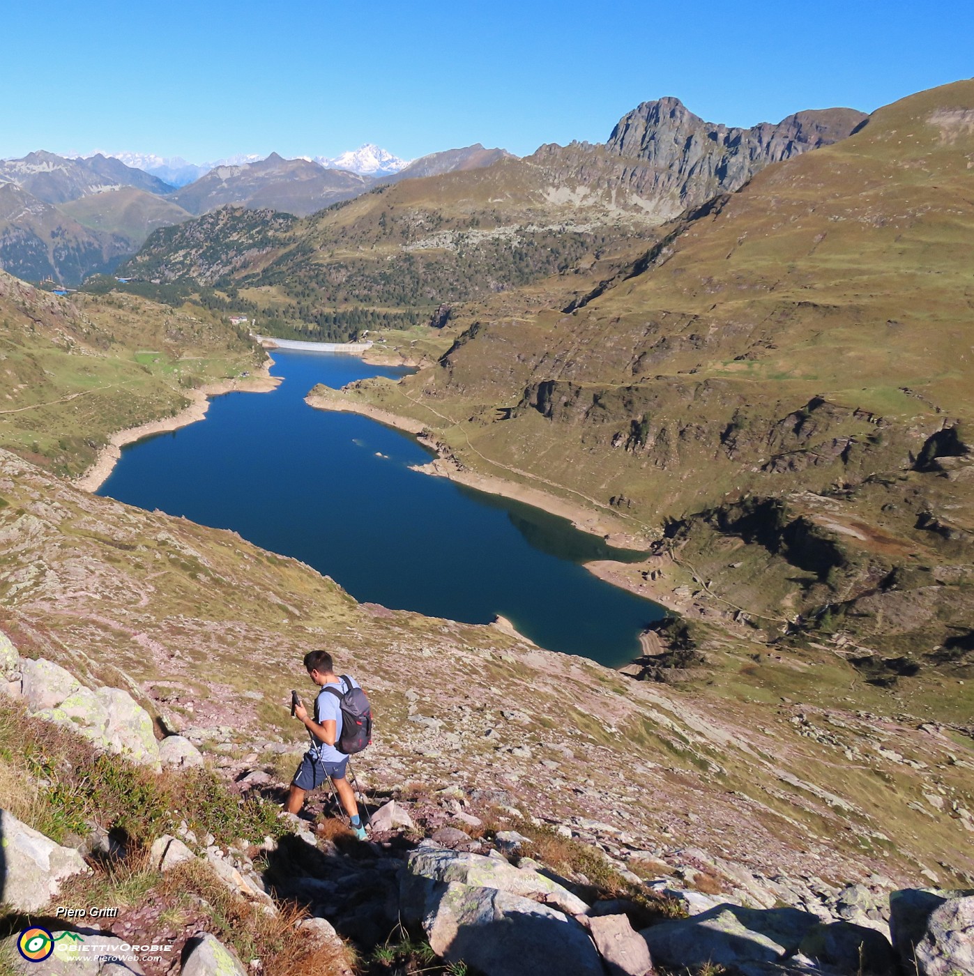 13 Dalla Cima di Mezzeno spettacolare panorama sui Laghi Gemelli e i suoi monti.JPG